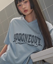 oddoneout（オッドワンアウト）の「【ODDONEOUT】ROSY LOGO V NECK T-SHIRTS / 【オッドワンアウト】ロゴVネック半袖Tシャツ（Tシャツ/カットソー）」
