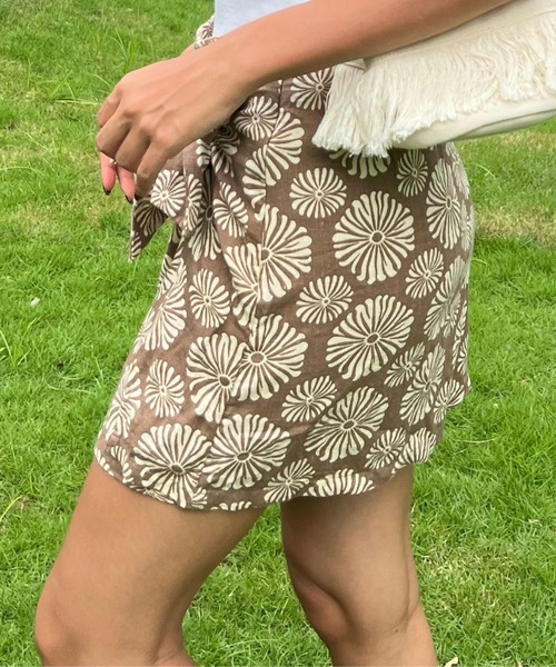 ROXY（ロキシー）の「SUMMER COCKTAIL/ロキシー総柄ラップスカート（スカート・レディース・ブラウン・SMALL/MEDIUM/X-SMALL）」の3枚目の写真