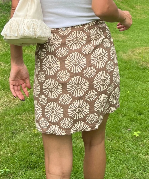 ROXY（ロキシー）の「SUMMER COCKTAIL/ロキシー総柄ラップスカート（スカート・レディース・ブラウン・SMALL/MEDIUM/X-SMALL）」の4枚目の写真