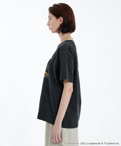 GOOD ROCK SPEED(グッドロックスピード)の「【別注】PUBLIC TOKYO×GOOD ROCK SPEED×LIFE PICTURE COLLECTION Tシャツ (LIFE PC YALE JOEL TEE)(Tシャツ/カットソー・レディース・ダークグレー/ホワイト・FREE)」の6枚目の写真