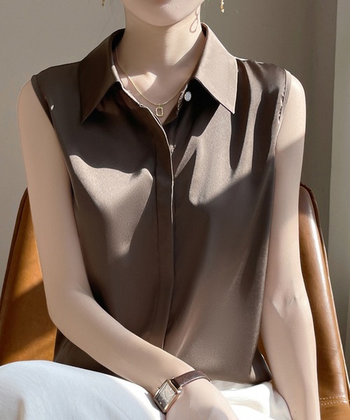 DAY CLOSET(デイ クローゼット)の「【大きいサイズ有】きれいめ サテン風 ラウンドヘム ノースリーブ ブラウス レディース(シャツ/ブラウス・レディース・ブラック/ブルーグレー/ブラウン/ホワイト/ピンクベージュ・XL/M/L/S/2XL)」の4枚目の写真