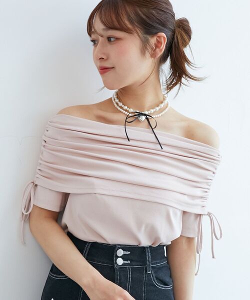 MAJESTIC LEGON(マジェスティックレゴン)の「サイドドロストオフショルカットトップス(Tシャツ/カットソー・レディース・アイボリー/ピンクベージュ/ブラック/ブルー・MEDIUM)」の4枚目の写真