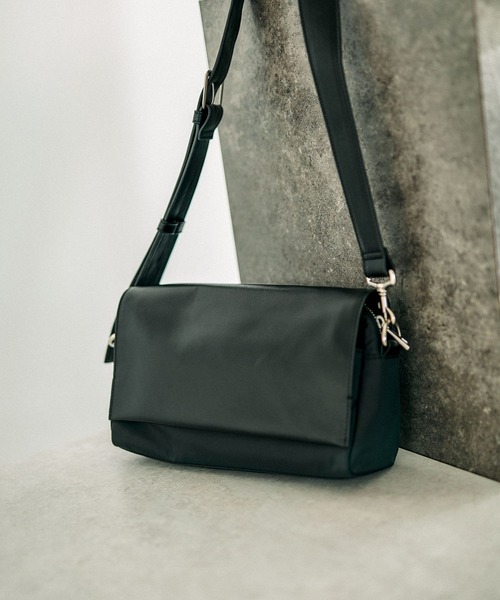 LEPSIM（レプシィム）の「【お気に入り登録数2万突破】【500mlペットボトルも入る】フラップボディバッグ　574895（ショルダーバッグ・レディース・ライトグレー/ブラック/ガンメタ/グレー系その他/マルチ/ライトブラウン/ブラック系その他・ONE SIZE）」の2枚目の写真