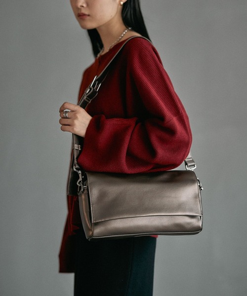 LEPSIM（レプシィム）の「【お気に入り登録数2万突破】【500mlペットボトルも入る】フラップボディバッグ　574895（ショルダーバッグ・レディース・ライトグレー/ブラック/ガンメタ/グレー系その他/マルチ/ライトブラウン/ブラック系その他・ONE SIZE）」の7枚目の写真