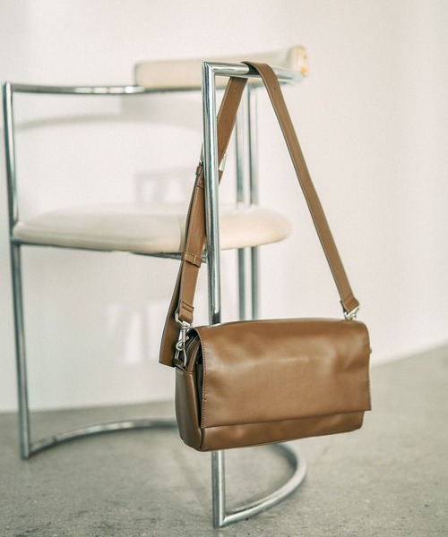 LEPSIM（レプシィム）の「【お気に入り登録数2万突破】【500mlペットボトルも入る】フラップボディバッグ　574895（ショルダーバッグ・レディース・ライトグレー/ブラック/ガンメタ/グレー系その他/マルチ/ライトブラウン/ブラック系その他・ONE SIZE）」の5枚目の写真