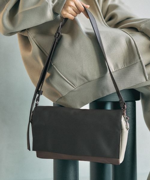 500mlペットボトルも入る】フラップボディバッグ 574895（ショルダー