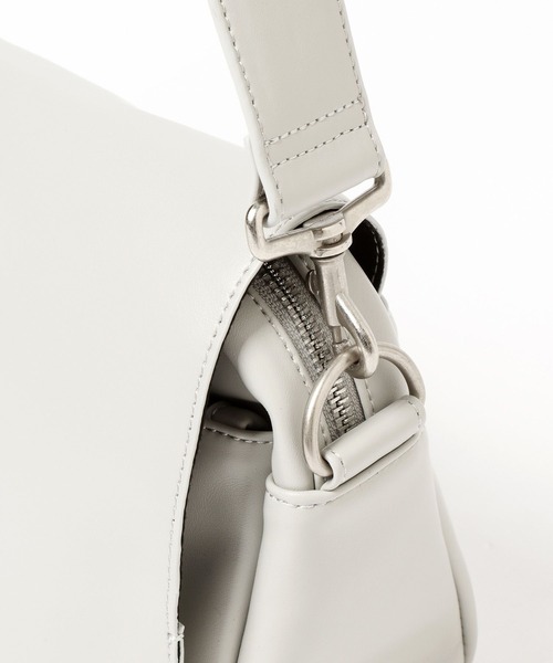 LEPSIM（レプシィム）の「【お気に入り登録数2万突破】【500mlペットボトルも入る】フラップボディバッグ　574895（ショルダーバッグ・レディース・ライトグレー/ブラック/ガンメタ/グレー系その他/マルチ/ライトブラウン/ブラック系その他・ONE SIZE）」の14枚目の写真