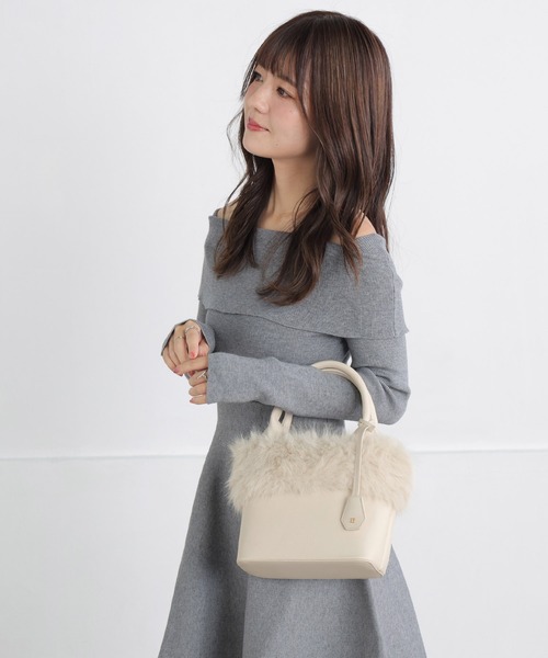 ALTROSE(アルトローズ)の「【500mlペットボトル収納可】フェイクファー チャーム付き 2way トート ショルダーバッグ レイア(トートバッグ・レディース・ブラック/アイボリー/グレー/ベージュ・FREE)」の11枚目の写真