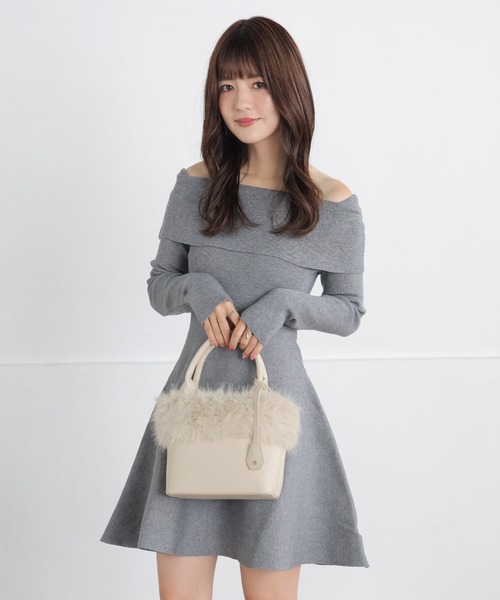 ALTROSE(アルトローズ)の「【500mlペットボトル収納可】フェイクファー チャーム付き 2way トート ショルダーバッグ レイア(トートバッグ・レディース・ブラック/アイボリー/グレー/ベージュ・FREE)」の12枚目の写真