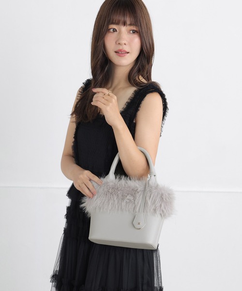ALTROSE(アルトローズ)の「【500mlペットボトル収納可】フェイクファー チャーム付き 2way トート ショルダーバッグ レイア(トートバッグ・レディース・ブラック/アイボリー/グレー/ベージュ・FREE)」の20枚目の写真