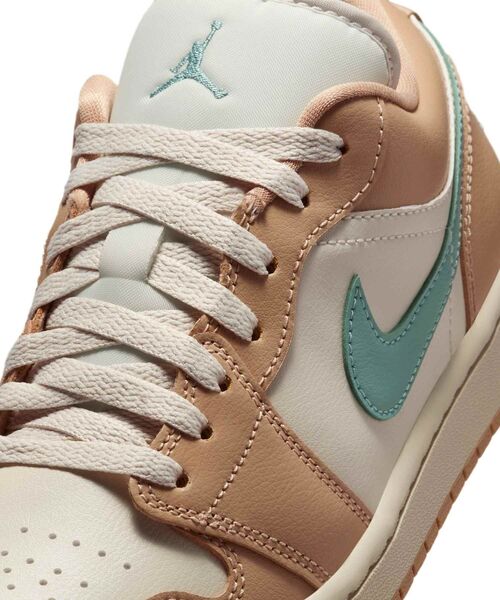 JORDAN BRAND（ジョーダンブランド）の「エア ジョーダン 1 LOW ウィメンズシューズ / Air Jordan 1 Low Women's Shoes DC0774-130 Light Orewood Brown（スニーカー・レディース・ブラウン系その他・22.5/23/24.5/25/25.5/26/23.5/24/22）」の7枚目の写真