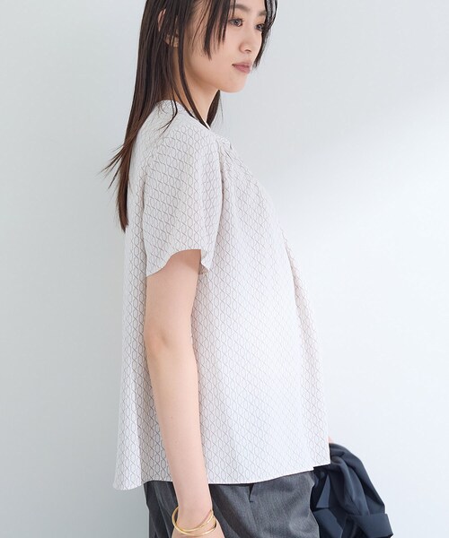 INDIVI（インディヴィ）の「【UVケア】モノグラム ボウタイデザインブラウス（シャツ/ブラウス・レディース・ベージュ系その他3/ホワイト系3/ホワイト・40/38/36/19/15 /13/05/03）」の6枚目の写真