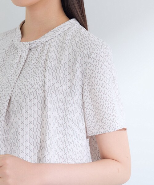 INDIVI（インディヴィ）の「【UVケア】モノグラム ボウタイデザインブラウス（シャツ/ブラウス・レディース・ベージュ系その他3/ホワイト系3/ホワイト・40/38/36/19/15 /13/05/03）」の15枚目の写真