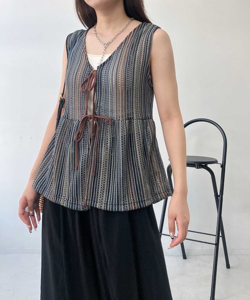 AS KNOW AS plus（アズノゥアズプラス）の「●フロントダブルリボン ぺプラムベスト（ベスト・レディース・ブラウン系/アイボリー系/ネイビー系/ブラック系/サックスブルー系・FREE）」の2枚目の写真