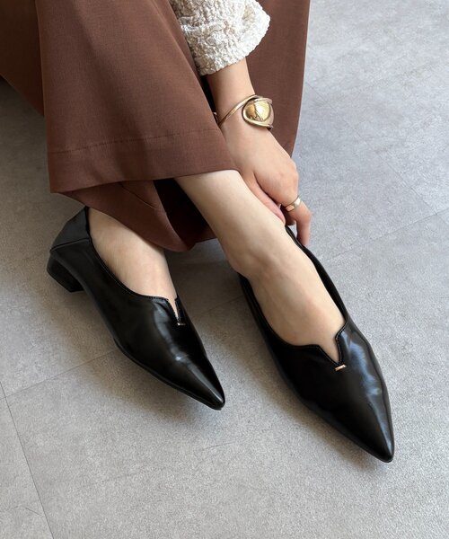 DouDou（ドゥドゥ）の「VカットGOLDモチーフミュール（パンプス・レディース・シルバー/ブラック・24.5cm/24cm/23.5cm/23cm）」の2枚目の写真