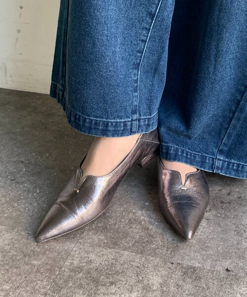 DouDou（ドゥドゥ）の「VカットGOLDモチーフミュール（パンプス・レディース・シルバー/ブラック・24.5cm/24cm/23.5cm/23cm）」の4枚目の写真