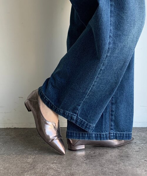 DouDou（ドゥドゥ）の「VカットGOLDモチーフミュール（パンプス・レディース・シルバー/ブラック・24.5cm/24cm/23.5cm/23cm）」の5枚目の写真