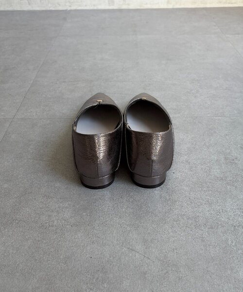 DouDou（ドゥドゥ）の「VカットGOLDモチーフミュール（パンプス・レディース・シルバー/ブラック・24.5cm/24cm/23.5cm/23cm）」の15枚目の写真