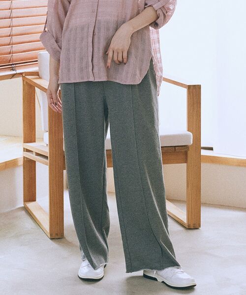 earth music&ecology（アースミュージックアンドエコロジー）の「センターシームタックスウェットパンツ（その他パンツ・レディース・チャコールグレー/ホワイト系その他・FREE）」の2枚目の写真