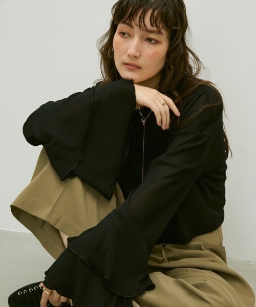 Lutim by u（ルチバイユー）の「Stretch velour flared sleeve top / ストレッチベロアフレアスリーブトップス（その他トップス・レディース・ベージュ/オフホワイト/ブラック・FREE）」の3枚目の写真