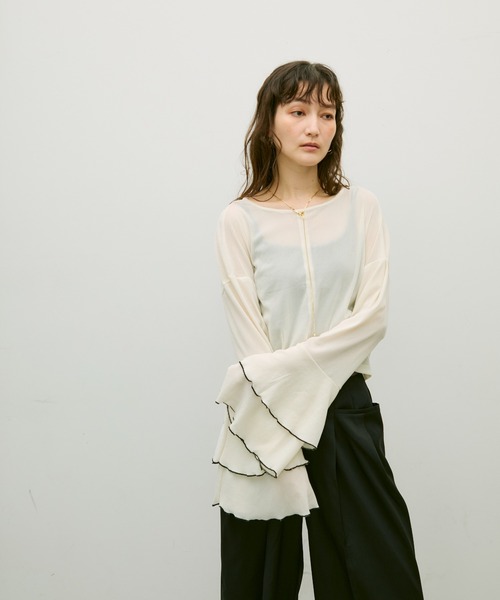 Lutim by u（ルチバイユー）の「Stretch velour flared sleeve top / ストレッチベロアフレアスリーブトップス（その他トップス・レディース・ベージュ/オフホワイト/ブラック・FREE）」の4枚目の写真