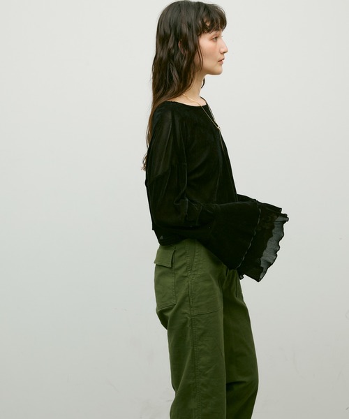 Lutim by u（ルチバイユー）の「Stretch velour flared sleeve top / ストレッチベロアフレアスリーブトップス（その他トップス・レディース・ベージュ/オフホワイト/ブラック・FREE）」の18枚目の写真