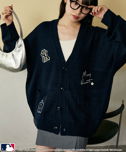 MARY QUANT(マリークワント)の「MLB × MARY QUANT /エムエルビー × マリークワント MLB×MARY QUANT PATCH KNIT CARDIGAN/ロゴパッチニットカーディガン(限定展開)(カーディガン/ボレロ・メンズ・ブラウン/ネイビー/ブラック・MEDIUM/SMALL/LARGE)」の4枚目の写真