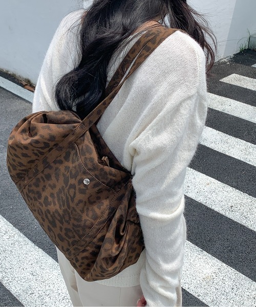 FINEnough（ファインナフ）の「ドット柄　ヒョウ柄カレッジショルダーバッグ（ショルダーバッグ・レディース・カーキ/アイボリー/ブラック/ブラウン/ブラック×ホワイト/チャコールグレー/ピンク・FREE）」の5枚目の写真