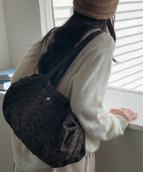 FINEnough（ファインナフ）の「ドット柄　ヒョウ柄カレッジショルダーバッグ（ショルダーバッグ・レディース・カーキ/アイボリー/ブラック/ブラウン/ブラック×ホワイト/チャコールグレー/ピンク・FREE）」の8枚目の写真