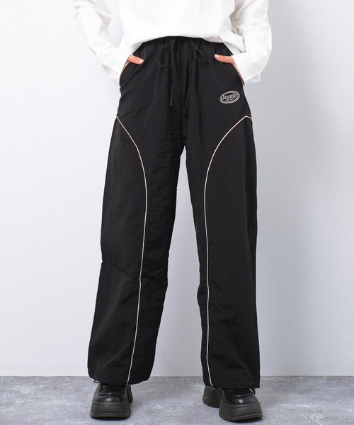 RiCO SUCRE（リコシュクレ）の「パイピングナイロンパンツ（その他パンツ・キッズ・ブラック/サックスブルー/グレイッシュベージュ・165/160/150/140/130）」の2枚目の写真