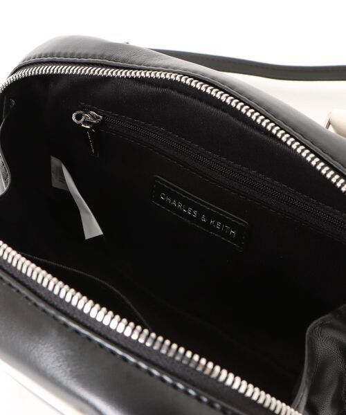 CHARLES & KEITH（チャールズ & キース）の「Sianna ミニシアンナ ボウリングバッグ（トートバッグ・レディース・マルチ・S）」の7枚目の写真