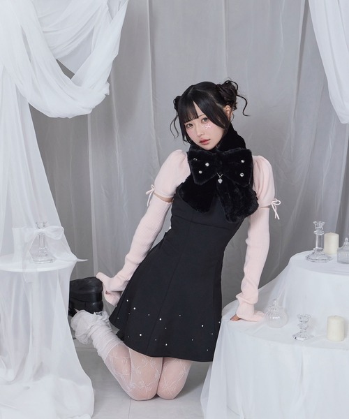 Honey Cinnamon（ハニーシナモン）の「ロゴチャーム付きビジューリボンマフラー（マフラー・レディース・ホワイト/ピンク/ブラック・FREE）」の4枚目の写真