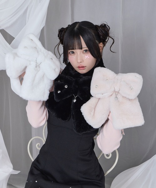 Honey Cinnamon（ハニーシナモン）の「ロゴチャーム付きビジューリボンマフラー（マフラー・レディース・ホワイト/ピンク/ブラック・FREE）」の8枚目の写真