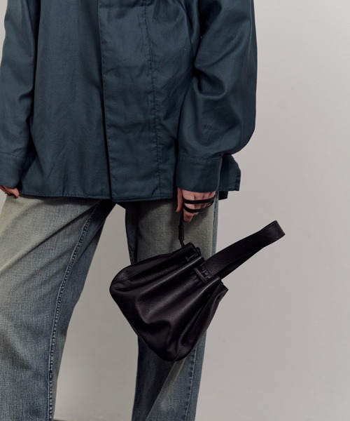 ONE.(ワンドット)の「【ONE. /ワンドット】/ One-handle leather handbag / 撥水レザー(ハンドバッグ・レディース・ブラック・FREE)」の13枚目の写真