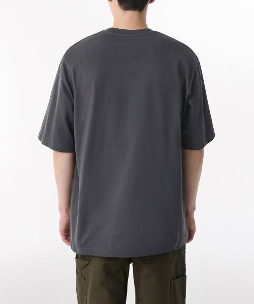MUSINSA STANDARD（ムシンサスタンダード）の「ヘビーウェイトリラックスクルーネックポケットTシャツ[ダークグレー]（Tシャツ/カットソー・メンズ・その他・SMALL/MEDIUM/LARGE/X-LARGE/XX-LARGE/XXX-LARGE）」の2枚目の写真