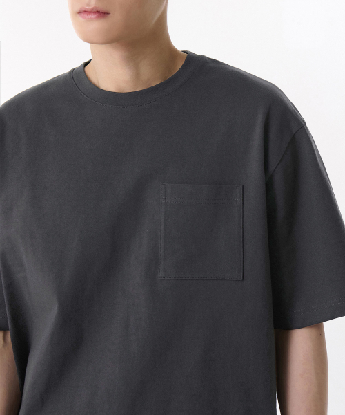 MUSINSA STANDARD（ムシンサスタンダード）の「ヘビーウェイトリラックスクルーネックポケットTシャツ[ダークグレー]（Tシャツ/カットソー・メンズ・その他・SMALL/MEDIUM/LARGE/X-LARGE/XX-LARGE/XXX-LARGE）」の3枚目の写真