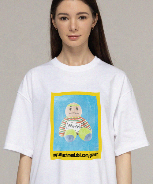 GRAVER（グレーバー）の「[ユニセックス] フールドール イエローボックス 半袖Tシャツ_ホワイト（Tシャツ/カットソー・レディース・ホワイト・X-LARGE/SMALL/MEDIUM/LARGE）」の2枚目の写真