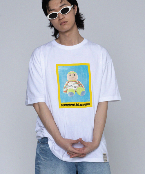 GRAVER（グレーバー）の「[ユニセックス] フールドール イエローボックス 半袖Tシャツ_ホワイト（Tシャツ/カットソー・レディース・ホワイト・X-LARGE/SMALL/MEDIUM/LARGE）」の3枚目の写真