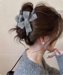 I.O.E（アイオイ）の「【韓国トレンド】ふわもこニットリボンクリップ（バレッタ/ヘアクリップ）」