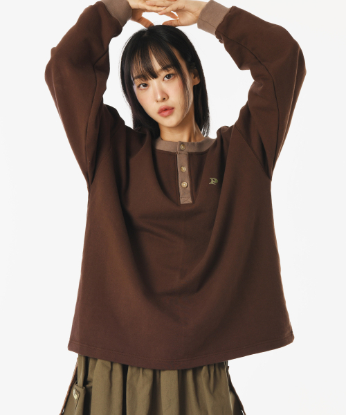 PIECEMAKER(ピースメーカー)の「OVERSIZED HENLEY NECK SWEATSHIRTS (BROWN)(スウェット・レディース・その他・MEDIUM/LARGE)」の2枚目の写真