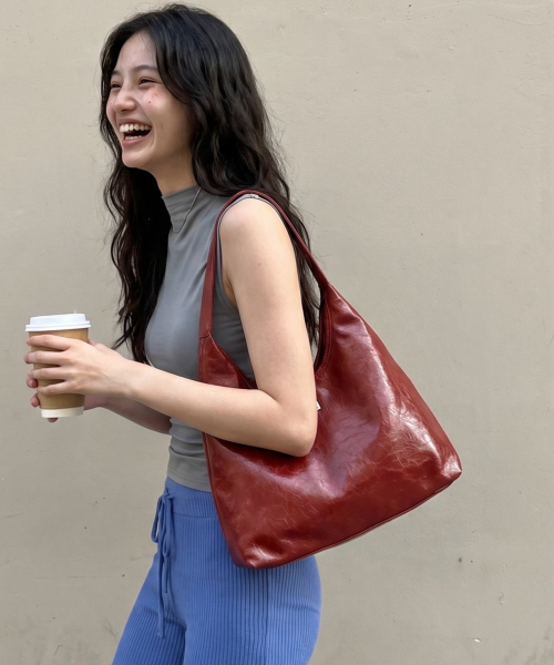 PHOENIX ORIGIN(フェニックス オリジン)の「Large Wax Leather Shoulder Bag - RED(ショルダーバッグ・レディース・その他・FREE)」の1枚目の写真