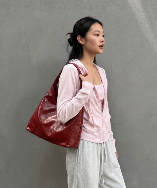 PHOENIX ORIGIN(フェニックス オリジン)の「Large Wax Leather Shoulder Bag - RED(ショルダーバッグ・レディース・その他・FREE)」の8枚目の写真