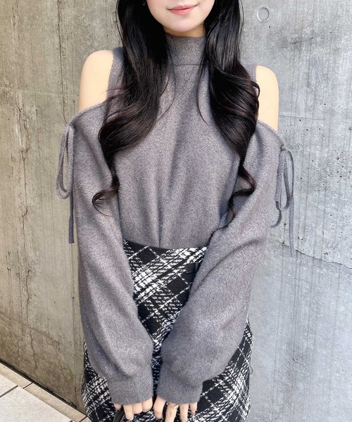 INGNI(イング)の「肩開きラメフェザーニット(ニット/セーター・レディース・チャコールグレー/オフホワイト/サックスブルー/ピンク・M)」の22枚目の写真