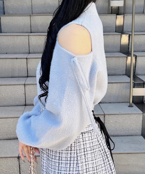 INGNI(イング)の「肩開きラメフェザーニット(ニット/セーター・レディース・チャコールグレー/オフホワイト/サックスブルー/ピンク・M)」の6枚目の写真