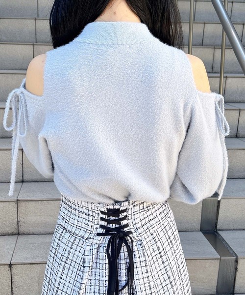 INGNI(イング)の「肩開きラメフェザーニット(ニット/セーター・レディース・チャコールグレー/オフホワイト/サックスブルー/ピンク・M)」の7枚目の写真