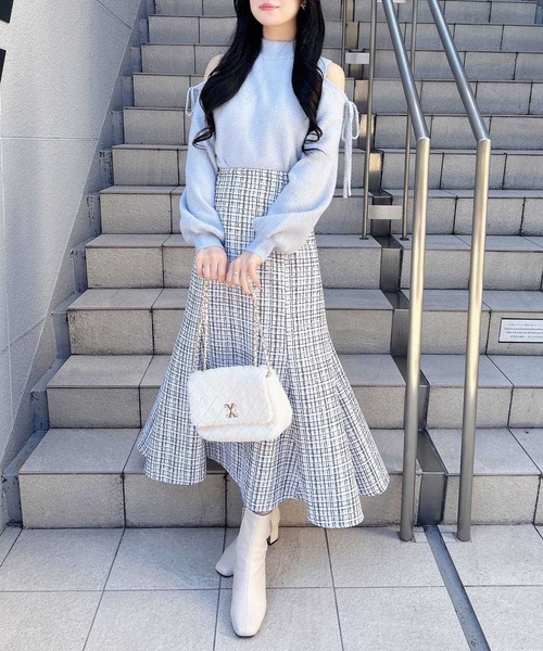 INGNI(イング)の「肩開きラメフェザーニット(ニット/セーター・レディース・チャコールグレー/オフホワイト/サックスブルー/ピンク・M)」の8枚目の写真