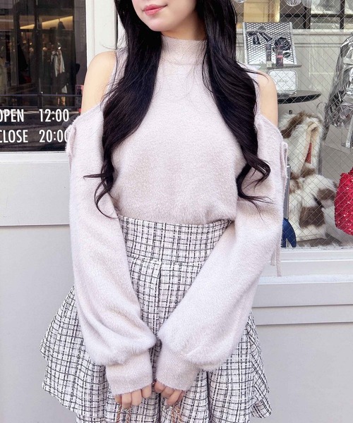 INGNI(イング)の「肩開きラメフェザーニット(ニット/セーター・レディース・チャコールグレー/オフホワイト/サックスブルー/ピンク・M)」の11枚目の写真