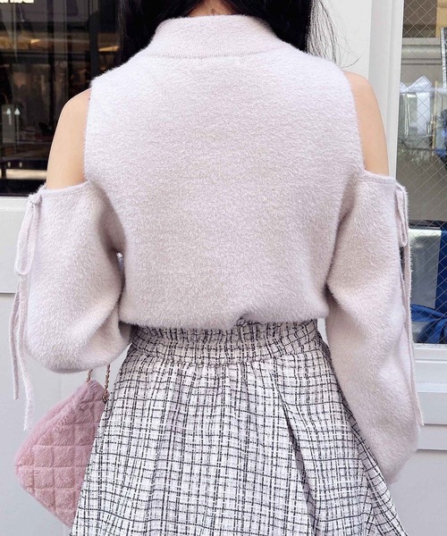 INGNI(イング)の「肩開きラメフェザーニット(ニット/セーター・レディース・チャコールグレー/オフホワイト/サックスブルー/ピンク・M)」の13枚目の写真