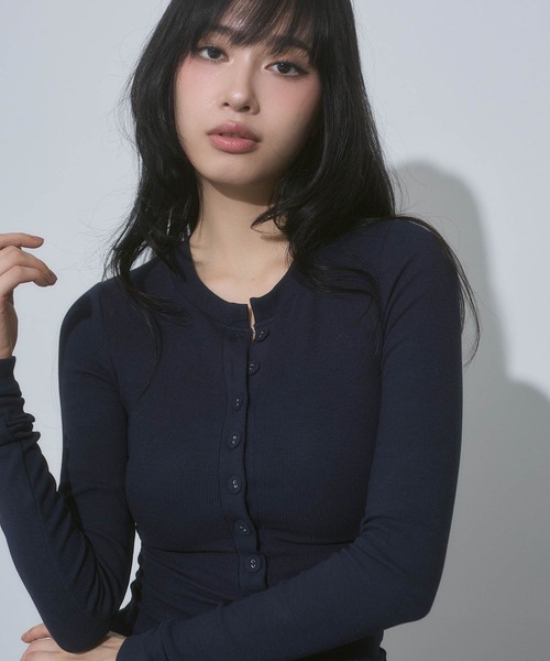 ENVYM（アンビー）の「ヘンリーネック カット トップス（Tシャツ/カットソー・レディース・ネイビー/ホワイト/ブラック/グレー・FREE）」の4枚目の写真