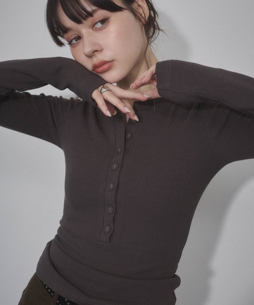 ENVYM（アンビー）の「ヘンリーネック カット トップス（Tシャツ/カットソー・レディース・ネイビー/ホワイト/ブラック/グレー・FREE）」の3枚目の写真